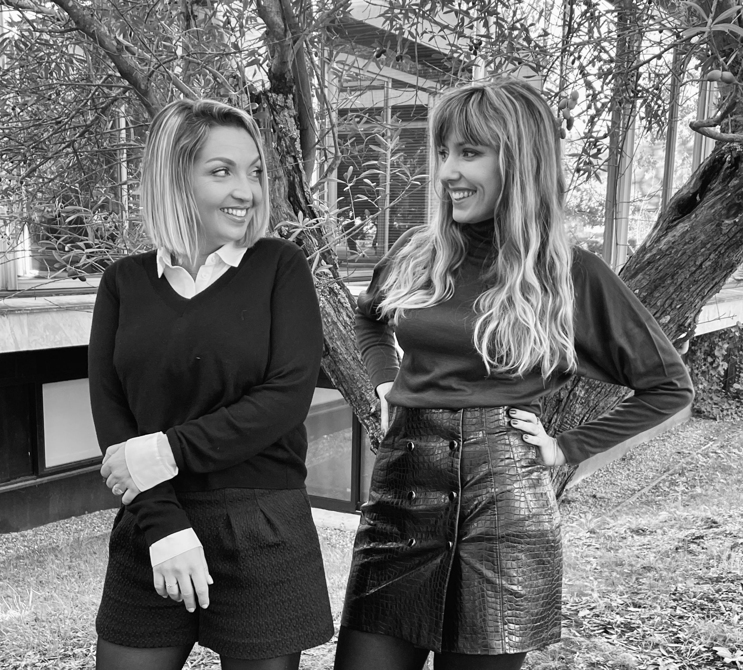 Ein Schwarz-Weiß-Foto von zwei lächelnden Französinnen