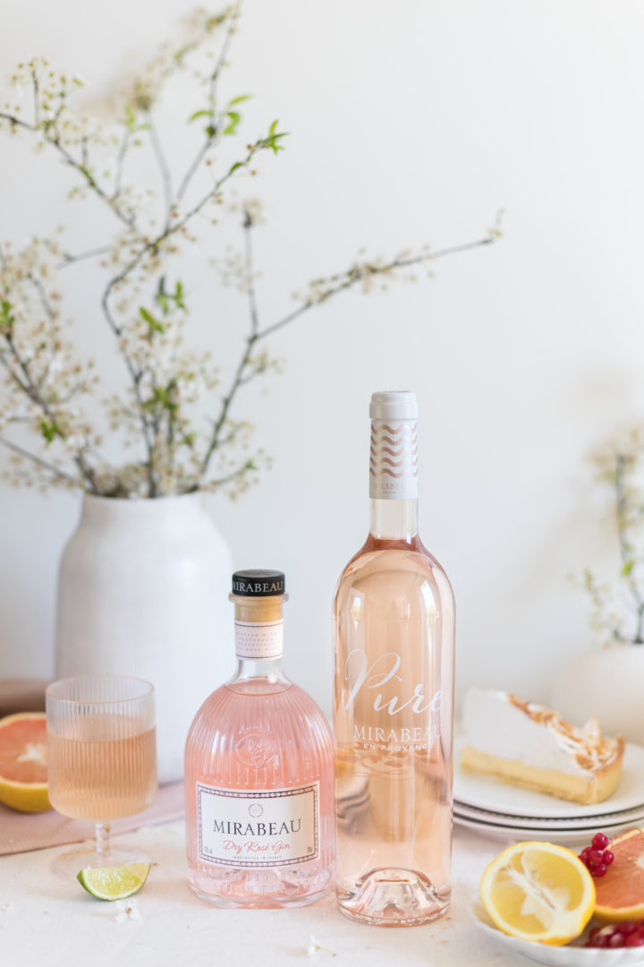 Bouteille de gin rosé de la Maison Mirabeau et bouteille de vin rosé "Pure".