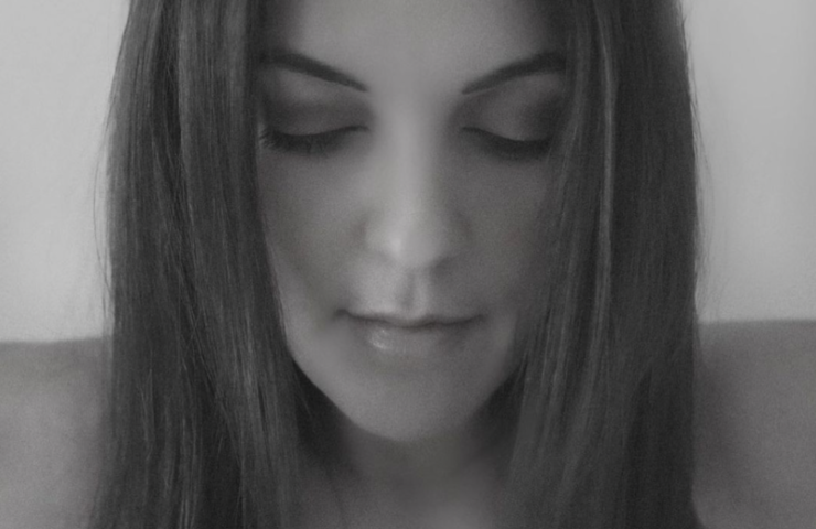 Une photo en noir et blanc de la blogueuse allemande Georgina Moreno regardant vers le bas.