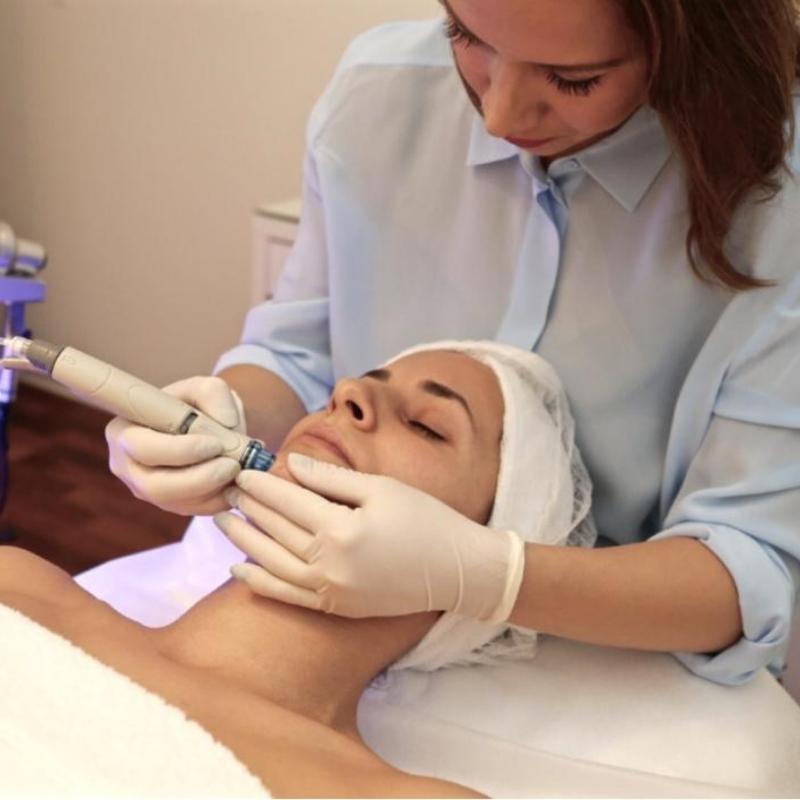 Une femme reçoit un traitement hydrafacial donné par Marina Jovicic, cofondatrice d'elixseri.