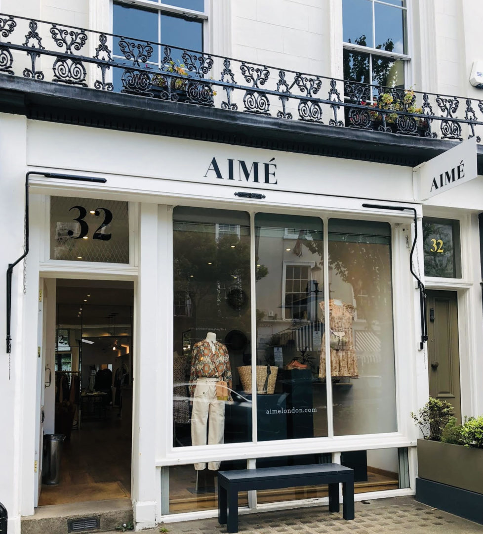 La façade de la boutique Aimé, à Notting Hill, montrant leur vitrine de mode. 