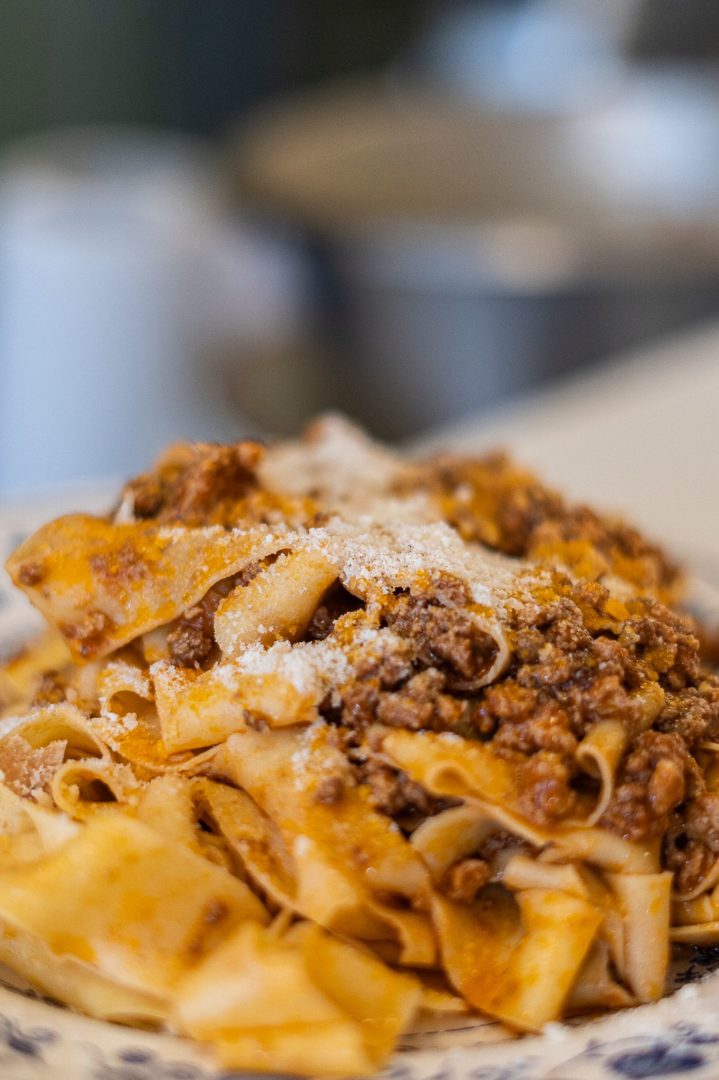 Nahaufnahme der Pasta im Le Comptoir Italien, mit Bolognese und Parmesan