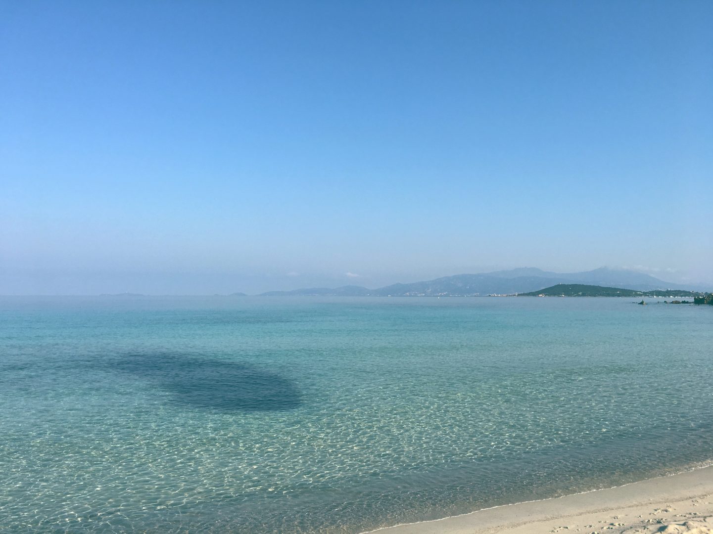 Der Strand Mare e Sole auf Korsika mit herrlich blauem Wasser und weißem Sand.