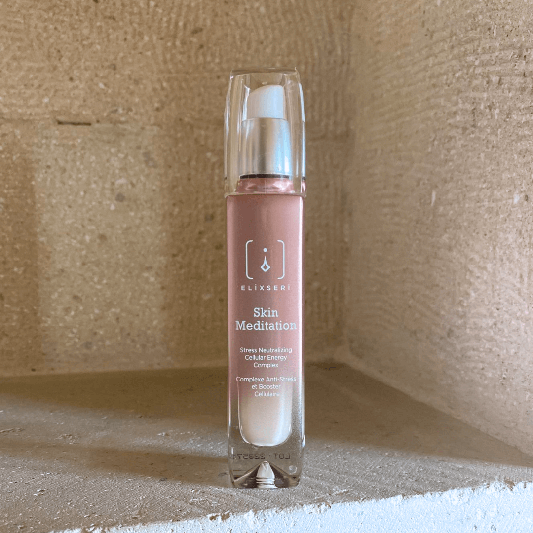 Sérum "Skin Meditation" d'Elixseri dans un flacon en verre rose poussiéreux. Soins antioxydants.