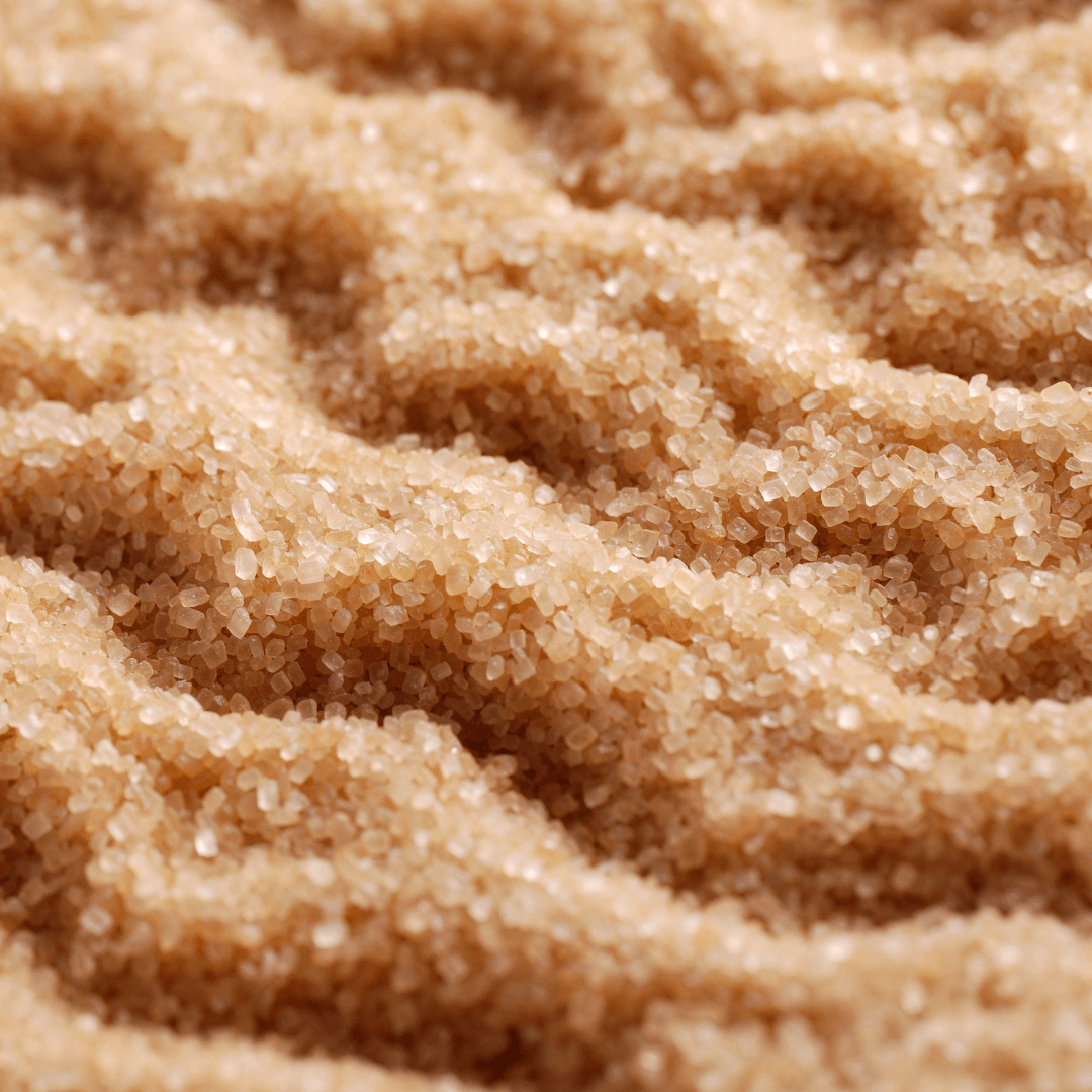 L'acide lactique du sucre brun renforce et favorise les fibres de collagène.