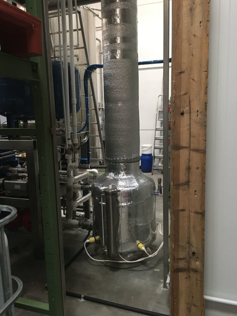 Une colonne de vapeur de 6 mètres dans le laboratoire d'Elixseri qui distille l'eau Swiss Alpine et élimine les isotopes lourds d'hydrogène grâce à un processus de distillation breveté, la rendant plus "légère" - créant ainsi l'eau légère Swiss Alpine.